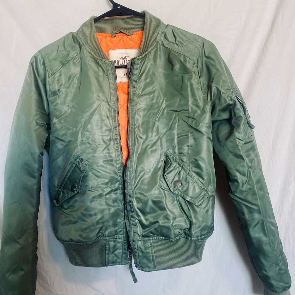 Hollister Green Bomber puffy  Jacket with Quilted Design and Ribbed Collar